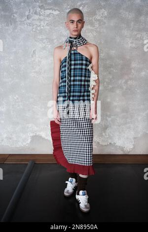 Madrid, Spanien. 11. Februar 2023. Ein Model auf der Landebahn bei der ManeMane Modenschau während der Madrid EsModa Madrid Fashion Week in Madrid. (Foto: Atilano Garcia/SOPA Images/Sipa USA) Guthaben: SIPA USA/Alamy Live News Stockfoto