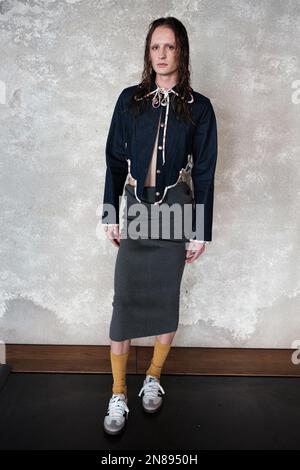 Madrid, Spanien. 11. Februar 2023. Ein Model auf der Landebahn bei der ManeMane Modenschau während der Madrid EsModa Madrid Fashion Week in Madrid. (Foto: Atilano Garcia/SOPA Images/Sipa USA) Guthaben: SIPA USA/Alamy Live News Stockfoto