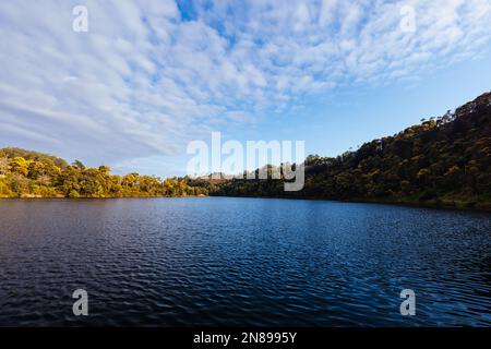 DERBY, AUSTRALIEN - 22. SEPTEMBER 2022: Briseis Hole (Lake Derby) und die berühmte schwimmende Sauna in der ländlichen Stadt Derby an einem kalten Frühlingsmorgen Stockfoto