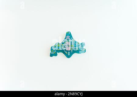 Kühlschrankmagnet mit Karte von Hokkaido, isoliert auf weißem Hintergrund. Hokkaido ist die japanische Präfektur, die für ihre Reisen berühmt ist. Stockfoto