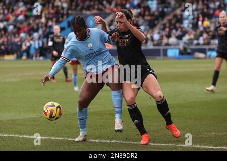 Citys Khadija Shaw kämpft am Samstag, den 11. Februar 2023, beim Barclays FA Women's Super League-Spiel zwischen Manchester City und Arsenal im Academy Stadium in Manchester mit den Arsenalen Rafaelle Souza. (Foto: Chris Donnelly | MI News) Guthaben: MI News & Sport /Alamy Live News Stockfoto