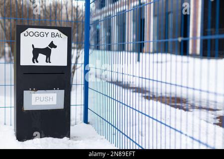 Abfalleimer auf einem Hundeplatz in der Stadt. Hundegang Stockfoto