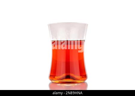 Ein Glas schwarzer aromatischer Tee, Makro, isoliert auf weißem Hintergrund. Stockfoto