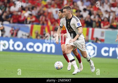 Niklas Sule von Deutschland in Aktion während des FIFA-Weltmeisterschafts-Katar-2022-Spiels zwischen Spanien und Deutschland im Al Bayt Stadion. Endstand: Spanien 1:1 Deutschland. Stockfoto