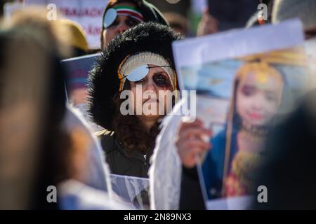 Madrid, Spanien. 11. Februar 2023. Menschen, die während einer Demonstration gegen Hinrichtungen und Menschenrechtsverletzungen im Iran protestieren und zur iranischen Botschaft in Madrid marschieren. Die iranische Gemeinschaft hat gegen die Hinrichtungen protestiert, die im Iran als Folge der Verhaftungen während der Proteste nach dem Tod von Mascha Amini stattfinden. Mahsa Amini, 22, wurde am 13. September in der Hauptstadt Teheran verhaftet, weil er sich mit einem falsch angebrachten Kopftuch unangemessen angezogen hatte und drei Tage danach auf einer Polizeistation starb, auf der sie festgehalten wurde. Kredit: Marcos del Mazo/Alamy Live News Stockfoto