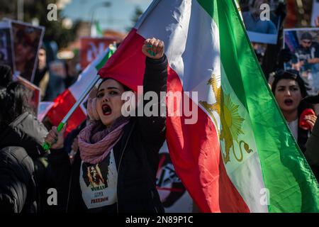 Madrid, Spanien. 11. Februar 2023. Menschen, die während einer Demonstration gegen Hinrichtungen und Menschenrechtsverletzungen im Iran protestieren und zur iranischen Botschaft in Madrid marschieren. Die iranische Gemeinschaft hat gegen die Hinrichtungen protestiert, die im Iran als Folge der Verhaftungen während der Proteste nach dem Tod von Mascha Amini stattfinden. Mahsa Amini, 22, wurde am 13. September in der Hauptstadt Teheran verhaftet, weil er sich mit einem falsch angebrachten Kopftuch unangemessen angezogen hatte und drei Tage danach auf einer Polizeistation starb, auf der sie festgehalten wurde. Kredit: Marcos del Mazo/Alamy Live News Stockfoto