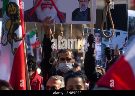 Madrid, Spanien. 11. Februar 2023. Menschen, die während einer Demonstration gegen Hinrichtungen und Menschenrechtsverletzungen im Iran protestieren und zur iranischen Botschaft in Madrid marschieren. Die iranische Gemeinschaft hat gegen die Hinrichtungen protestiert, die im Iran als Folge der Verhaftungen während der Proteste nach dem Tod von Mascha Amini stattfinden. Mahsa Amini, 22, wurde am 13. September in der Hauptstadt Teheran verhaftet, weil er sich mit einem falsch angebrachten Kopftuch unangemessen angezogen hatte und drei Tage danach auf einer Polizeistation starb, auf der sie festgehalten wurde. Kredit: Marcos del Mazo/Alamy Live News Stockfoto