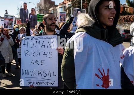 Madrid, Spanien. 11. Februar 2023. Menschen, die während einer Demonstration gegen Hinrichtungen und Menschenrechtsverletzungen im Iran protestieren und zur iranischen Botschaft in Madrid marschieren. Die iranische Gemeinschaft hat gegen die Hinrichtungen protestiert, die im Iran als Folge der Verhaftungen während der Proteste nach dem Tod von Mascha Amini stattfinden. Mahsa Amini, 22, wurde am 13. September in der Hauptstadt Teheran verhaftet, weil er sich mit einem falsch angebrachten Kopftuch unangemessen angezogen hatte und drei Tage danach auf einer Polizeistation starb, auf der sie festgehalten wurde. Kredit: Marcos del Mazo/Alamy Live News Stockfoto