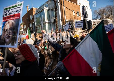 Madrid, Spanien. 11. Februar 2023. Menschen, die während einer Demonstration gegen Hinrichtungen und Menschenrechtsverletzungen im Iran protestieren und zur iranischen Botschaft in Madrid marschieren. Die iranische Gemeinschaft hat gegen die Hinrichtungen protestiert, die im Iran als Folge der Verhaftungen während der Proteste nach dem Tod von Mascha Amini stattfinden. Mahsa Amini, 22, wurde am 13. September in der Hauptstadt Teheran verhaftet, weil er sich mit einem falsch angebrachten Kopftuch unangemessen angezogen hatte und drei Tage danach auf einer Polizeistation starb, auf der sie festgehalten wurde. Kredit: Marcos del Mazo/Alamy Live News Stockfoto