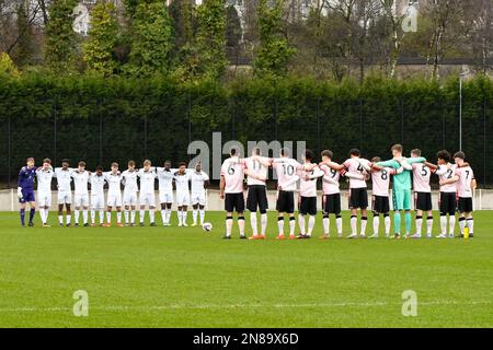 Swansea, Wales. 11. Februar 2023 Die Teams von Swansea City und Reading halten eine Schweigeminute ein Zeichen des Respekts gegenüber denjenigen, die in der Erdbebenkatastrophe in der Türkei und Syrien vor dem Spiel der Professional Development League unter 18 Jahren zwischen Swansea City und Reading an der Swansea City Academy in Swansea, Wales, Vereinigtes Königreich, am 11. Februar 2023. Kredit: Duncan Thomas/Majestic Media/Alamy Live News. Stockfoto