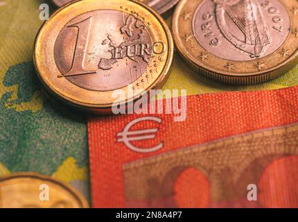 Stapel von Euro-Münzen auf Euro-Banknoten Stockfoto