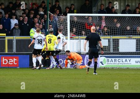 The EnviroVent Stadium, Harrogate, England - 11. Februar 2023 Tor - Ben Hinchliffe Torwart von Stockport County lässt den Ball rutschen, um Harrogate ein Tor zu geben - während des Spiels Harrogate Town gegen Stockport County, EFL League 2, 2022/23, im EnviroVent Stadium, Harrogate, England - 11. Februar 2023 Kredit: Arthur Haigh/WhiteRosePhotos/Alamy Live News Stockfoto