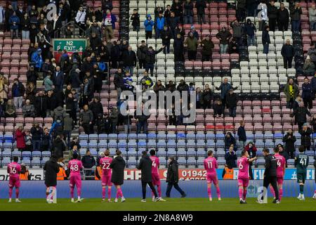 Wigan, Großbritannien. 11. Februar 2023. Die Spieler von Huddersfield Town salutieren die Fans nach dem Sky Bet Championship-Spiel Wigan Athletic vs Huddersfield Town im DW Stadium, Wigan, Großbritannien, 11. Februar 2023 (Foto von Steve Flynn/News Images) in Wigan, Großbritannien, am 2./11. Februar 2023. (Foto: Steve Flynn/News Images/Sipa USA) Guthaben: SIPA USA/Alamy Live News Stockfoto