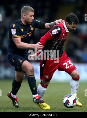 Jake Forster-Caskey von Stevenage und Adam Clayton von Bradford City kämpfen während des Spiels Sky Bet League 2 im Lamex Stadium in Stevenage um den Ball. Foto: Samstag, 11. Februar 2023. Stockfoto