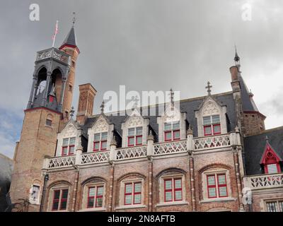 Das Gruuthuse House, ein mittelalterliches Herrenhaus aus dem 13. Jahrhundert, das einst der Familie Gruuthuse gehörte, eines der reichsten in Brügge, Belgien. Stockfoto