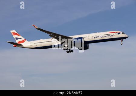 Ein British Airways Airbus A350 landet 2023 am Flughafen London Heathrow Stockfoto