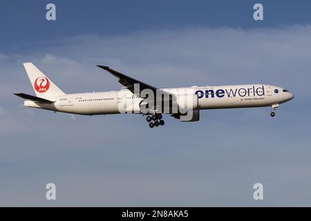 Eine Japan Airlines (JAL) Boeing 777, die eine spezielle One World-Lackierung trägt, landet 2023 am Flughafen London Heathrow Stockfoto