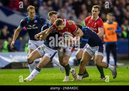 Edinburgh, Großbritannien. 11. Februar 2023. 11. Februar 2023; Murrayfield Stadium, Edinburgh, Schottland: Six Nations International Rugby, Schottland gegen Wales; Liam Williams von Wales wird angesprochen Credit: Action Plus Sports Images/Alamy Live News Stockfoto