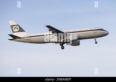 Ein Aer Lingus Airbus A320 mit spezieller Retro-Lackierung landet 2023 am Flughafen London Heathrow Stockfoto