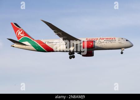 Eine Kenya Airways Boeing 787 Dreamliner landet 2023 am Flughafen London Heathrow Stockfoto