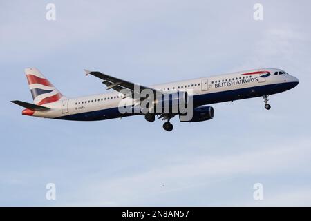 Ein British Airways Airbus A321 landet 2023 am Flughafen London Heathrow Stockfoto