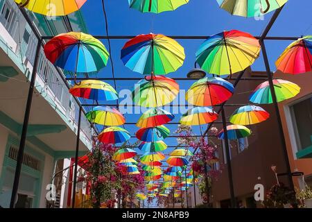 Puerto Plata, Dominikanische Republik - 4. Mai 2022: Straßenschirme in Puerto Plata, Dominikanische Republik Stockfoto