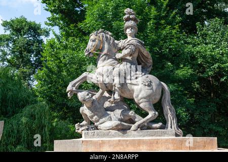 Das Denkmal für Jan III Sobieski mit grünen Bäumen an einem sonnigen Tag im Lazienki-Park in Warschau, Polen Stockfoto