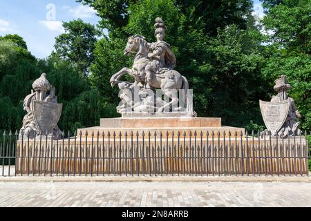 Das Denkmal für Jan III Sobieski mit grünen Bäumen an einem sonnigen Tag im Lazienki-Park in Warschau, Polen Stockfoto