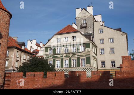 Die Mauer von Warschau Barbican, die historische Burg aus dem 16. Jahrhundert mit den Gebäuden der Stadt in Polen Stockfoto