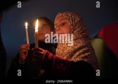 Gaza, Palästina. 11. Februar 2023. (INT) die Kinder des Gazastreifens stehen solidarisch mit dem türkischen und dem syrischen Volk. 11. Februar 2023, Gaza, Palästina: Die Kinder des Gazastreifens zeigen Solidarität mit dem syrischen Volk und dem türkischen Volk, drücken ihre Trauer durch das Anzünden von Kerzen aus und sammeln Spenden, um sie an die vertriebenen Familien dort zu schicken.Kredit : Saher Elghorra/Thenews2 (Foto: Saher Elghorra/TheNews2/Zumapress) (Kreditbild: © Saher Elghorra/TheNEWS2 via ZUMA Press Wire) NUR REDAKTIONELLE VERWENDUNG! Nicht für den kommerziellen GEBRAUCH! Kredit: ZUMA Press, Inc./Alamy Live News Stockfoto