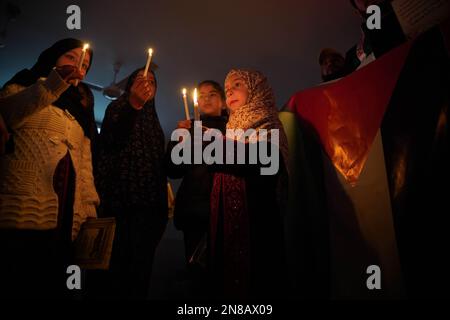 Gaza, Palästina. 11. Februar 2023. (INT) die Kinder des Gazastreifens stehen solidarisch mit dem türkischen und dem syrischen Volk. 11. Februar 2023, Gaza, Palästina: Die Kinder des Gazastreifens zeigen Solidarität mit dem syrischen Volk und dem türkischen Volk, drücken ihre Trauer durch das Anzünden von Kerzen aus und sammeln Spenden, um sie an die vertriebenen Familien dort zu schicken.Kredit : Saher Elghorra/Thenews2 (Foto: Saher Elghorra/TheNews2/Zumapress) (Kreditbild: © Saher Elghorra/TheNEWS2 via ZUMA Press Wire) NUR REDAKTIONELLE VERWENDUNG! Nicht für den kommerziellen GEBRAUCH! Kredit: ZUMA Press, Inc./Alamy Live News Stockfoto