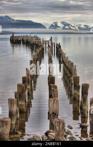 Verbrannter Pier bei Sonnenaufgang in Puerto Natales. Patagonien, Chile Stockfoto