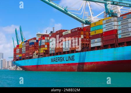 Miami, USA - 23. April 2022: Zahlreiche Container in Port Miami, einem der größten Frachthäfen der USA. Stockfoto