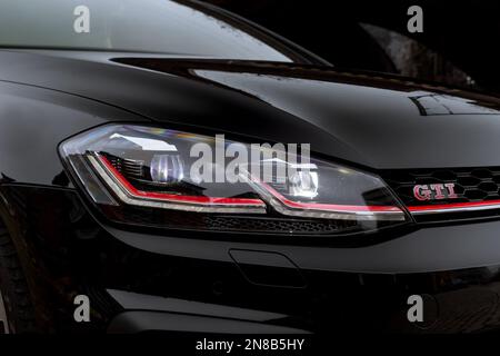 Das rote GTI-Logo auf dem Kühlergrill in glänzend Schwarz mit rotem GTI-Nadelstreifen eines 2020 Volkswagen Golf GTI MK7,5 Stockfoto