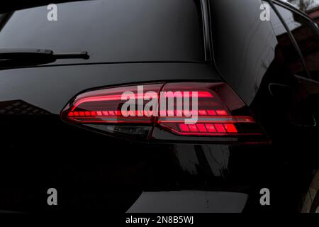 Die Heckleuchten-LED bei Einem 2020 Volkswagen Golf GTI MK7,5 mit eingeschalteten Seitenbegrenzungsleuchten Stockfoto