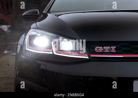 Das rote GTI-Logo auf dem Kühlergrill in glänzend Schwarz mit rotem GTI-Nadelstreifen eines 2020 Volkswagen Golf GTI MK7,5 Stockfoto