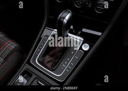 Ein Automatikgetriebestab des 2020 Volkswagen Golf GTI mit Gloss Leather Red Stitch DSG Automatikgetriebestab. Stockfoto