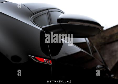 Das rote GTI-Abzeichen auf der Seite des schwarzen 2020 Volkswagen Golf GTI Hatchback Stockfoto