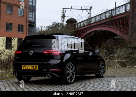 Ein MK7,5 5-türiger Golfhatchback in tiefem Schwarz mit 2020 W, Volkswagen Golf GTI, im Stadtzentrum von Manchester Stockfoto