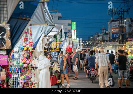 The Nightmarket in the City of Hua hin in the Province of Prachuap Khiri Khan in Thailand, Thailand, Hua hin, Dezember 2022 Stockfoto