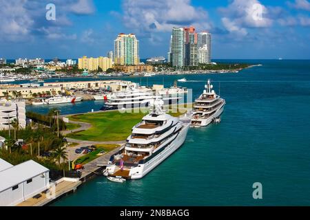 Luxus-Apartments im Hafen von Miami - Blick vom Kreuzfahrtflugzeug Stockfoto