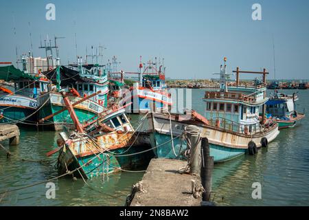 Der Fischereihafen und das Fischerdorf an der Küste der Stadt Cha am in der Nähe der Stadt Hua hin in der Provinz Prachuap Khiri Khan in Thailand, Thailand Stockfoto