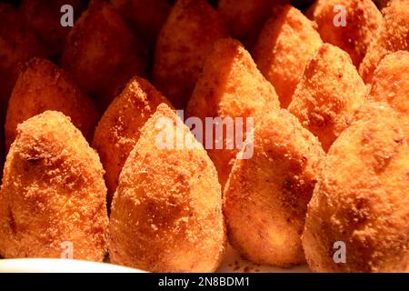 Gebratene Kugeln, Reis namens Arancini, typisch sizilianisches Street Food Stockfoto