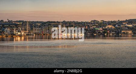 Panoramablick auf die morgendliche Stadt Kinsale auf dem Bandon mit verankerten und verankerten Segelbooten. Irland. Stockfoto