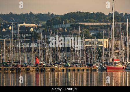 Panoramablick auf die morgendliche Stadt Kinsale auf dem Bandon mit verankerten und verankerten Segelbooten. Irland. Stockfoto