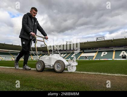 Landsmann, der während des Spiels der Sky Bet League 1 Plymouth Argyle vs Portsmouth im Home Park, Plymouth, Großbritannien, am 11. Februar 2023 arbeitet (Foto: Stanley Kasala/News Images) Stockfoto