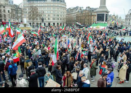 London, Großbritannien. 11. Februar 2023. Iranische Frauen protestieren am Trafalgar Square. Anhaltender Protest gegen das iranische Regime am Trafalgar Square nach dem Tod von Mahsa Amini. Kredit: JOHNNY ARMSTEAD/Alamy Live News Stockfoto