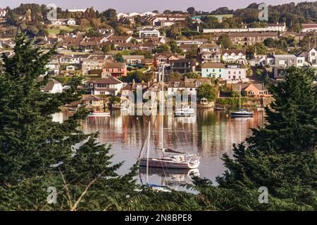 Panoramablick auf die morgendliche Stadt Kinsale auf dem Bandon mit verankerten und verankerten Segelbooten. Irland. Stockfoto