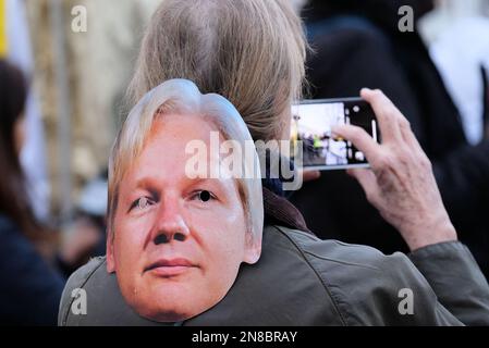 Lincoln's Inn Field, London, Großbritannien. 11. Februar 2023 Ein nächtlicher Karneval für Julian Assange in London. Kredit: Matthew Chattle/Alamy Live News Stockfoto