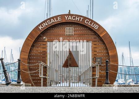 Haupteingang zum Kinsale Yacht Club Marina. Co Cork, Irland. Stockfoto